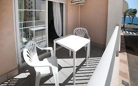 Apartamento con piscina y terraza a 50 metros de la playa